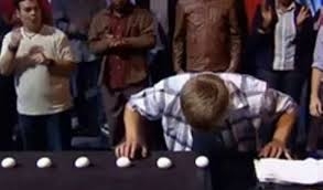 Американец установил необычный мировой рекорд: разбил головой 142 сырых яйца за одну минуту