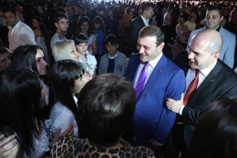 Taron Margaryan and Armen Ashotyan participated in the concert on Last Bell with their sons 