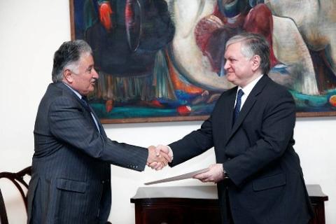 Newly appointed Iraqi Ambassador handed copies of his credentials to Edward Nalbandyan