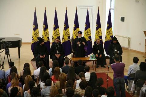 Karekin II hosts youth organizations' representatives