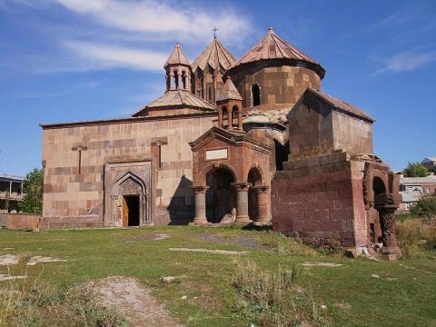 Аричаванк, с которым связаны имена Комитаса и Аветика Исаакяна,  восстанавливает свои образовательные традиции