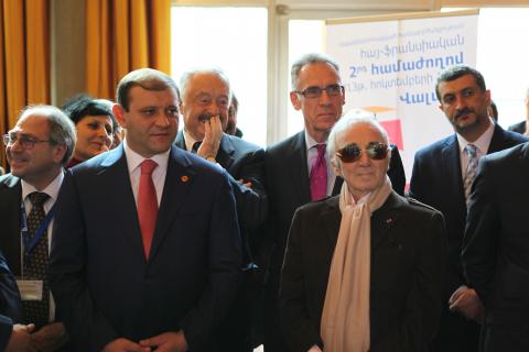 Charles Aznavour meets participants of Armenian-French Decentralized Cooperation conference