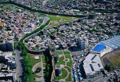Islamized Armenians of Diarbekir learn Armenian