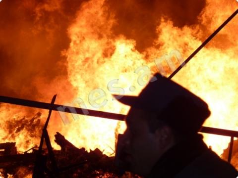 В результате пожара в Гугарке сгорело 6 квартир, без крыши над головой остались 25 человек