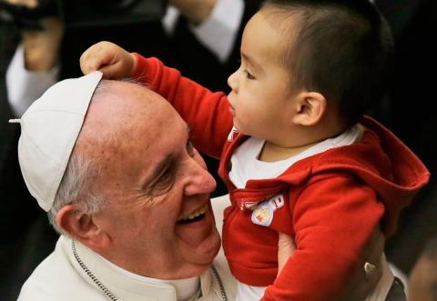 Curious child takes off Pope's skullcap