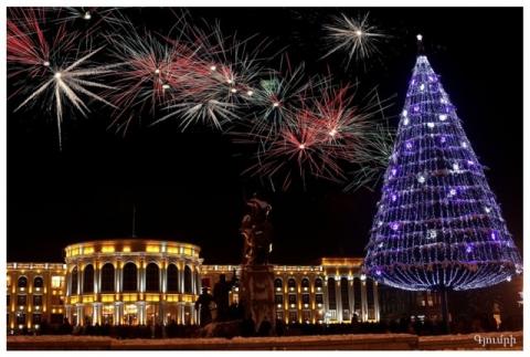 Christmas tree lights to turn on on December 20