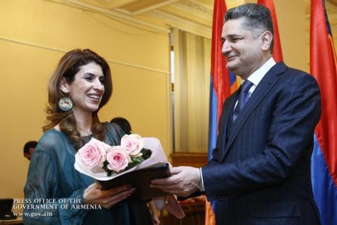 Prime Minister hands souvenirs and certificates to Mass media representatives 