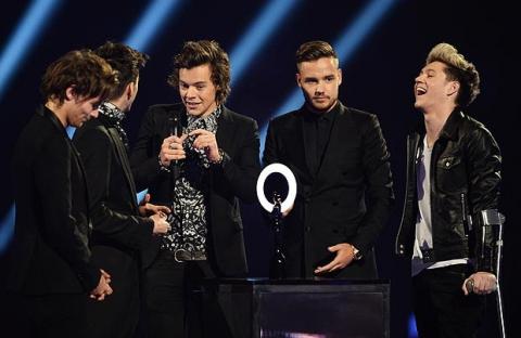 Arctic Monkeys и One Direction завоевали премии BRIT Awards в самых престижных номинациях