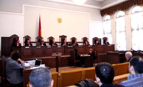 В Конституционном суде начался опрос истца 