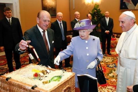 Queen Elizabeth gifts honey, whiskey and eggs to Pope Francis