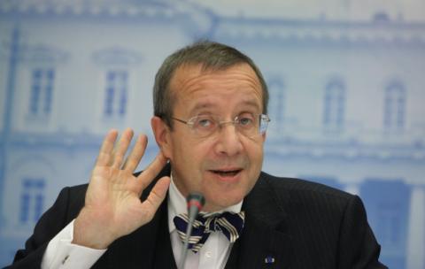Estonia's President personally makes notes in Twitter