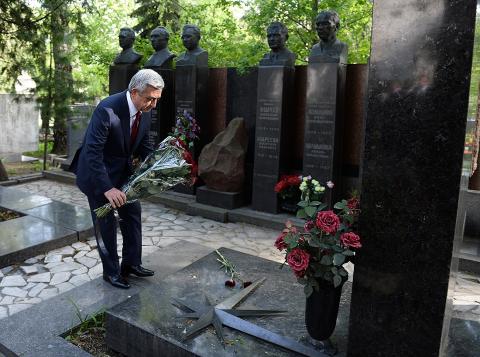 In Moscow Serzh Sargsyan paid tribute to memory of Hovhannes Isakov and Hamazasp Babajanyan