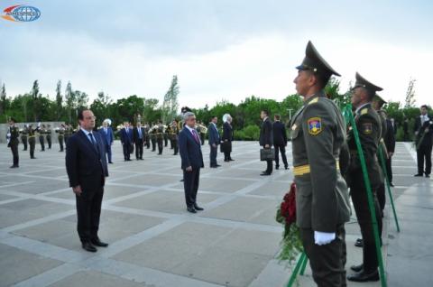 Presidents of Armenia and France lay wreath at Memorial of Armenian Genocide victims