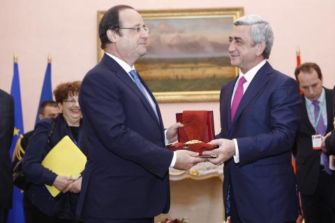 Armenia's President decorates Francois Hollande with Order of Glory