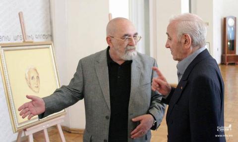 Charles Aznavour gets acquainted with Alexander Baghramyan’s paintings devoted to him 