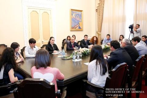 Վարչապետն ընդունել է ՀՊՏՀ Գյումրու մասնաճյուղի ուսանողներին