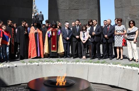 In memory of victims of Pontic Greek Genocide requiem was performed in Tsitsernakaberd memorial