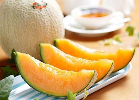 Hokkaido melons fetch about 25 thousand dollars at season's 1st auctions