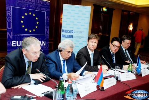 Representatives of parties discuss concept of Constitutional reforms