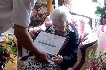 100-year-old American woman received high school diploma