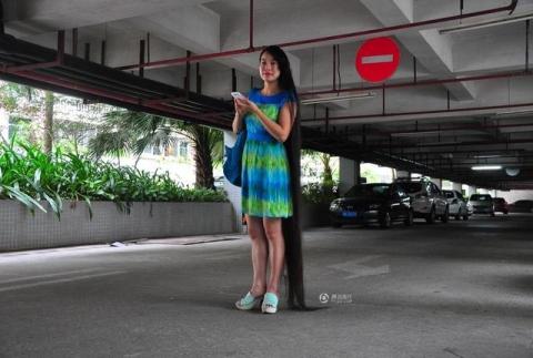 Shenzhen woman auctions off 2-meter-long hair to donate money to school kids