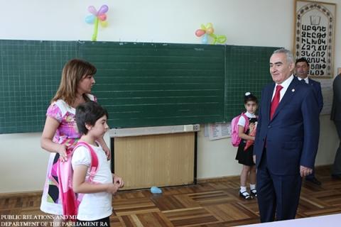 Председатель парламента Армении посетил школу, где долгие годы был директором-учредителем 