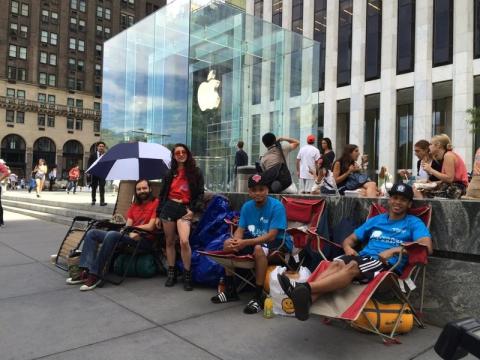 Желающие купить iPhone 6 разбили палатки в Нью-Йорке