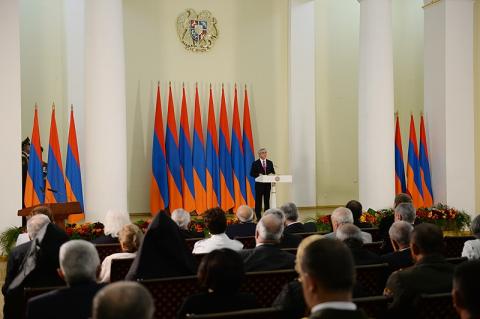 Президент впервые  вручил медали Признательности, за Трудовые заслуги и Родительская слава
