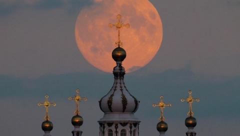 People to witness "blood moon" on October 8