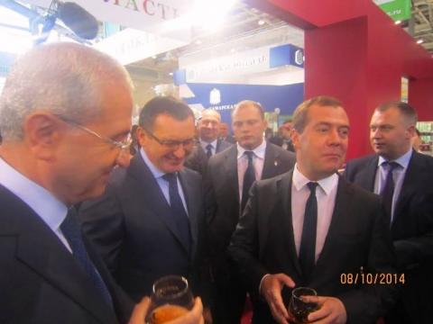 Dmitry Medvedev tours in Armenian pavilions of “Golden Autumn-2014” tasting cheese and cognac