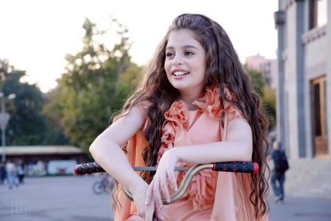 Armenian music video for Junior Eurovision 2014 is Betty's selfie vide