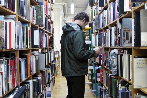 Американского туриста закрыли в книжном магазине Лондона
