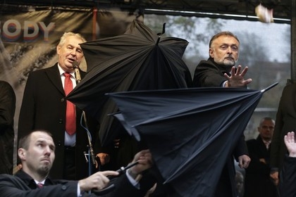 Брошенное в чешского президента яйцо попало в голову немецкому
