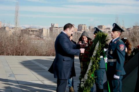 Վրաստանի ՆԳ նախարարը հարգանքի տուրք է մատուցել Հայոց ցեղասպանության զոհերի հիշատակին 