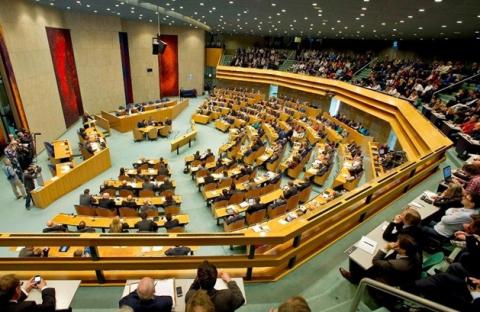 Партия труда Нидерландов исключила  двух депутатов турецкого происхождения