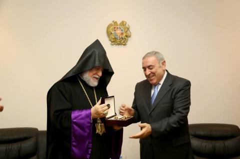 Catholicos Aram I visits Armenian Embassy in Abu Dhabi