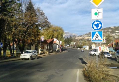 На межгосударственных автодорогах установлены дорожные знаки