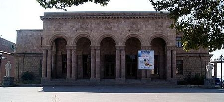 В Арташатском театре Армении продолжаются новогодние представления