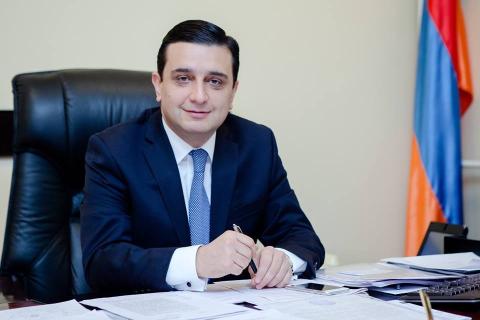 Արմեն Մուրադյանն առանձնահատուկ շնորհավորել է տոնական օրերին աշխատող, զինվորի կողքին գտնվող բուժաշխատողներին