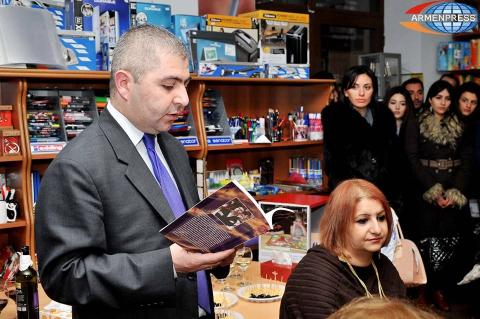 Արա Ալոյանը բանաստեղծությունների երկու ժողովածու ներկայացրեց ընթերցասերների դատին