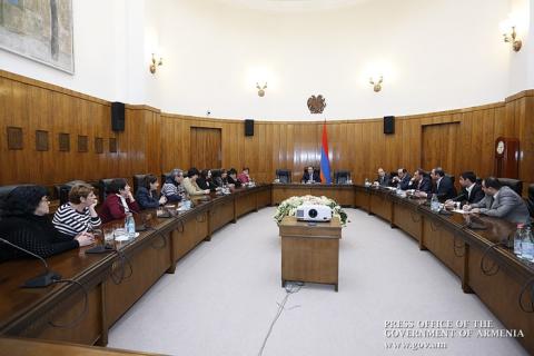 Վարչապետն ընդունել է Երևանի Ֆիրդուսի 33-րդ թաղամասի բնակիչներին
