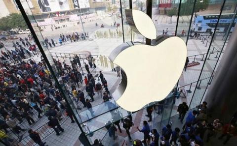 Apple becomes world's first $700bn company