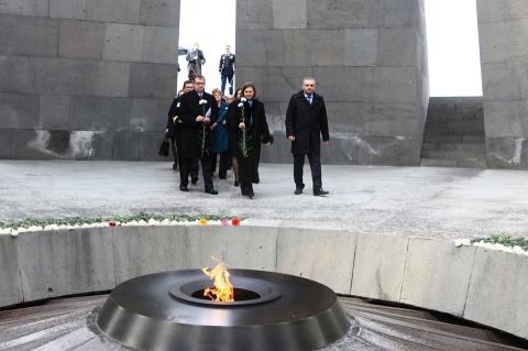 Виктория Нулланд почтила в Цицернакаберде память жертв Геноцида армян