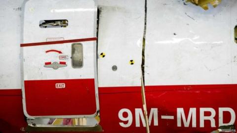 МН17: родственникам жертв показали обломки самолета