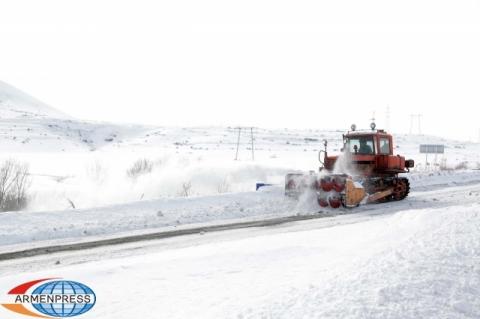 Рядом с селом Киранц в снегу застрял грузовик