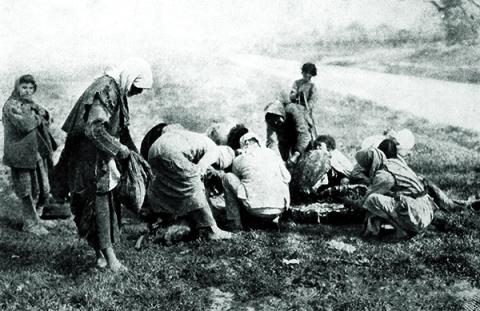 Депортированные армянки вокруг трупа осла: из специального проекта “100 фотоисторий о Геноциде армян”