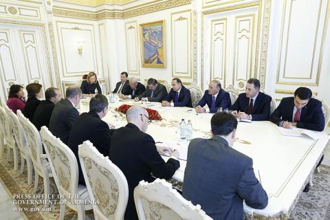 Премьер-министр Армении принял делегацию Международного валютного фонда