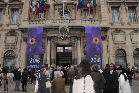 На фасаде здания муниципалитета Марселя размещены плакаты, посвященные 100-летию Геноцида армян