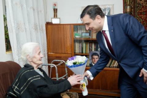 «Ձեր առողջությունը մեզ համար շատ թանկ է». նախարարն այցելել է Ցեղասպանության վերապրած Սիլվարդ Ատաջյանին