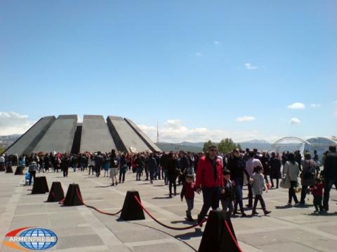 Representatives of Armenia’s ethnic minorities pay tribute to Armenian Genocide victims